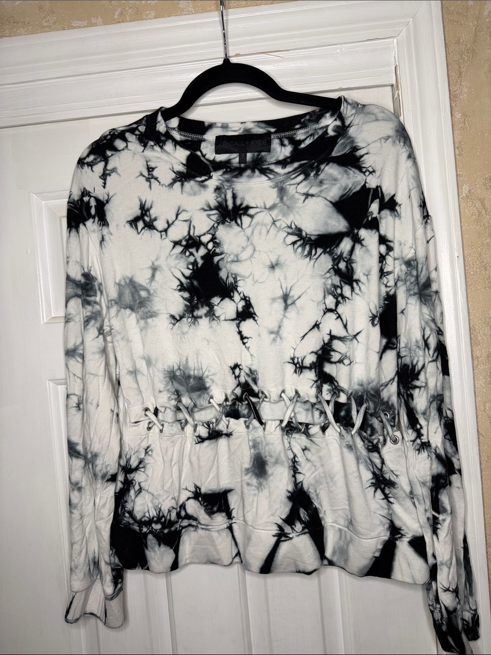 Kendall & Kylie Black and White Tie-Dye Open-Waist Sweatshirt